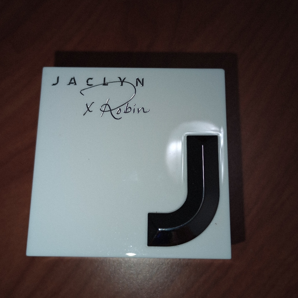 Jaclyn x Robin White and Black Compact
